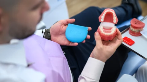 Pacientă în timpul unui consult pentru aparat dentar invizibil la Clinica EXCEDENT