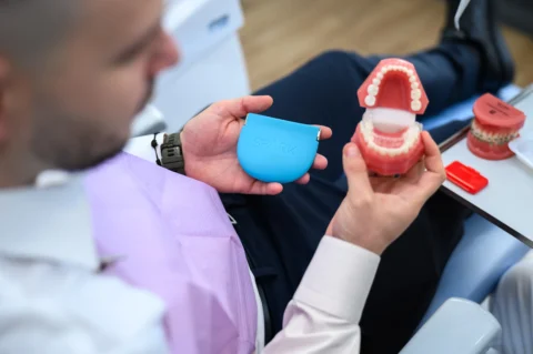 Pacientă în timpul unui consult pentru aparat dentar invizibil la Clinica EXCEDENT