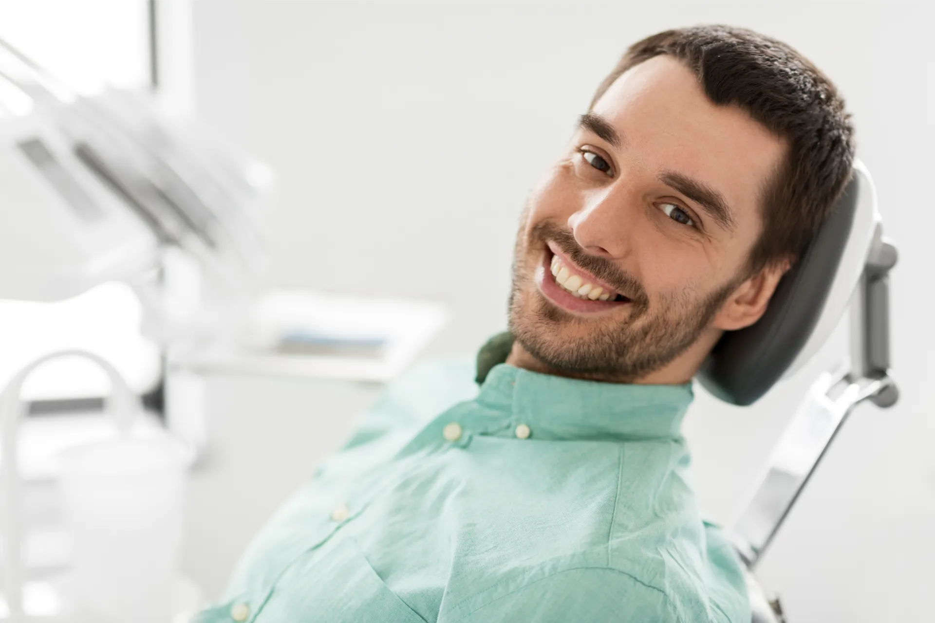 cât durează un implant dentar complet