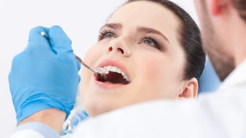 Pacientă în timpul unui tratament cu coroană dentară la Clinica EXCEDENT