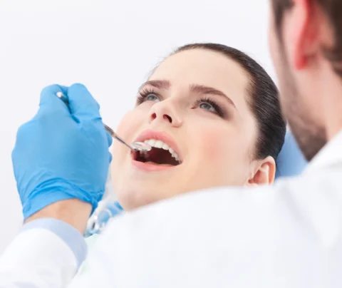 Pacientă în timpul unui tratament cu coroană dentară la Clinica EXCEDENT