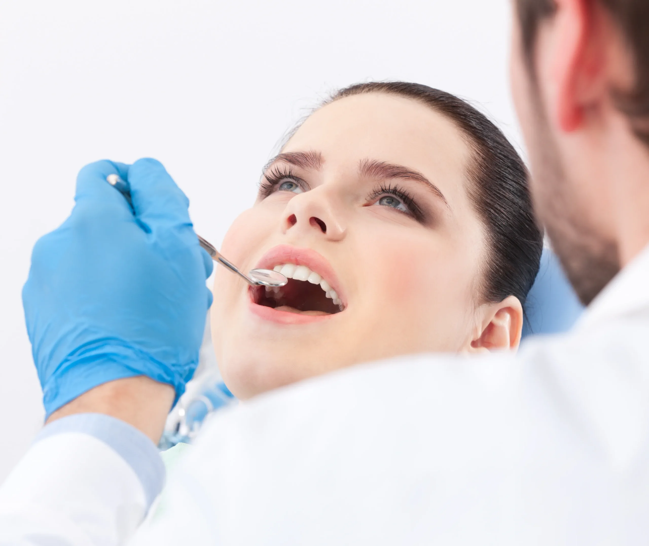 Pacientă în timpul unui tratament cu coroană dentară la Clinica EXCEDENT