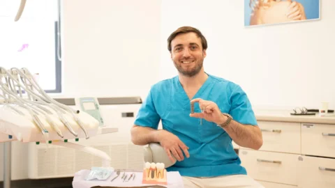 Implant dentar după mulți ani de la pierderea unui dinte – consultație la Clinica EXCEDENT