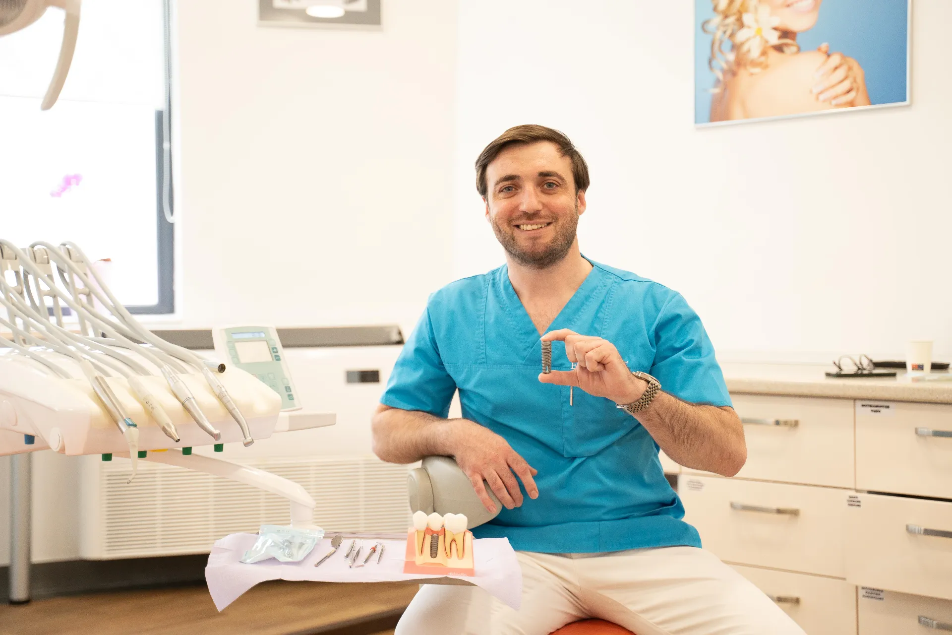 Implant dentar după mulți ani de la pierderea unui dinte – consultație la Clinica EXCEDENT